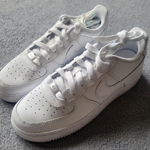 White Low Top Nike Air force 1s - Picture 4 of 4